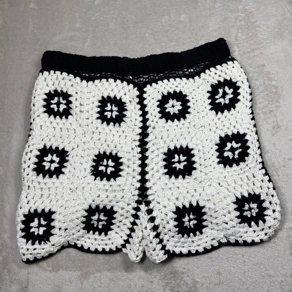 Urban Outfitters Granny Square Crochet Black White Boho Shorts Size Large - Picture 10 of 16